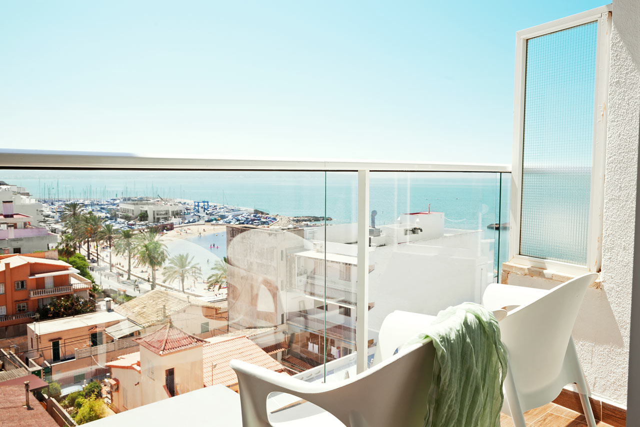 Junior Suite med lille balkon med begrænset havudsigt