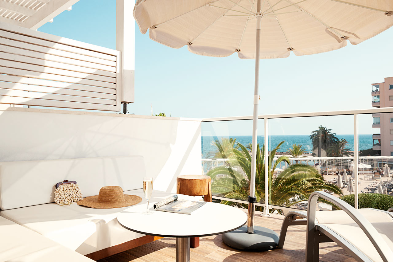 Mindre Prime Lounge Suite med stor balkon med havudsigt
