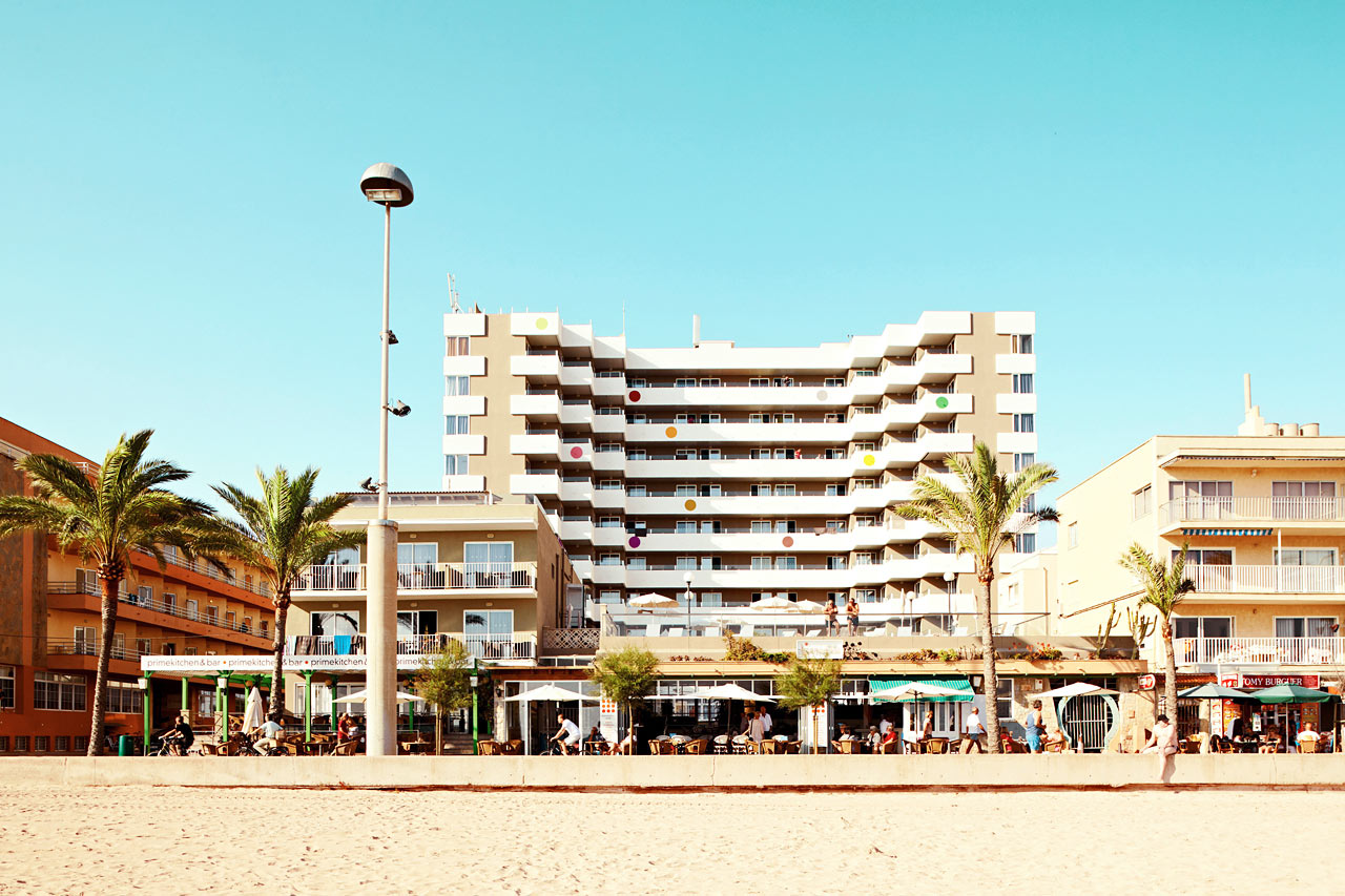 Hotellet ligger direkte ved stranden