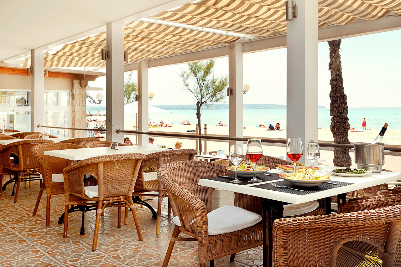 Restauranten ligger ud til Playa del Palmas populære strandpromenade