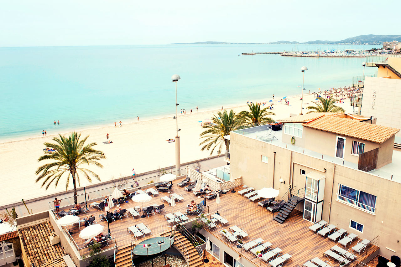 Fra hotellets solterrasse er der udsigt over Palmabugten