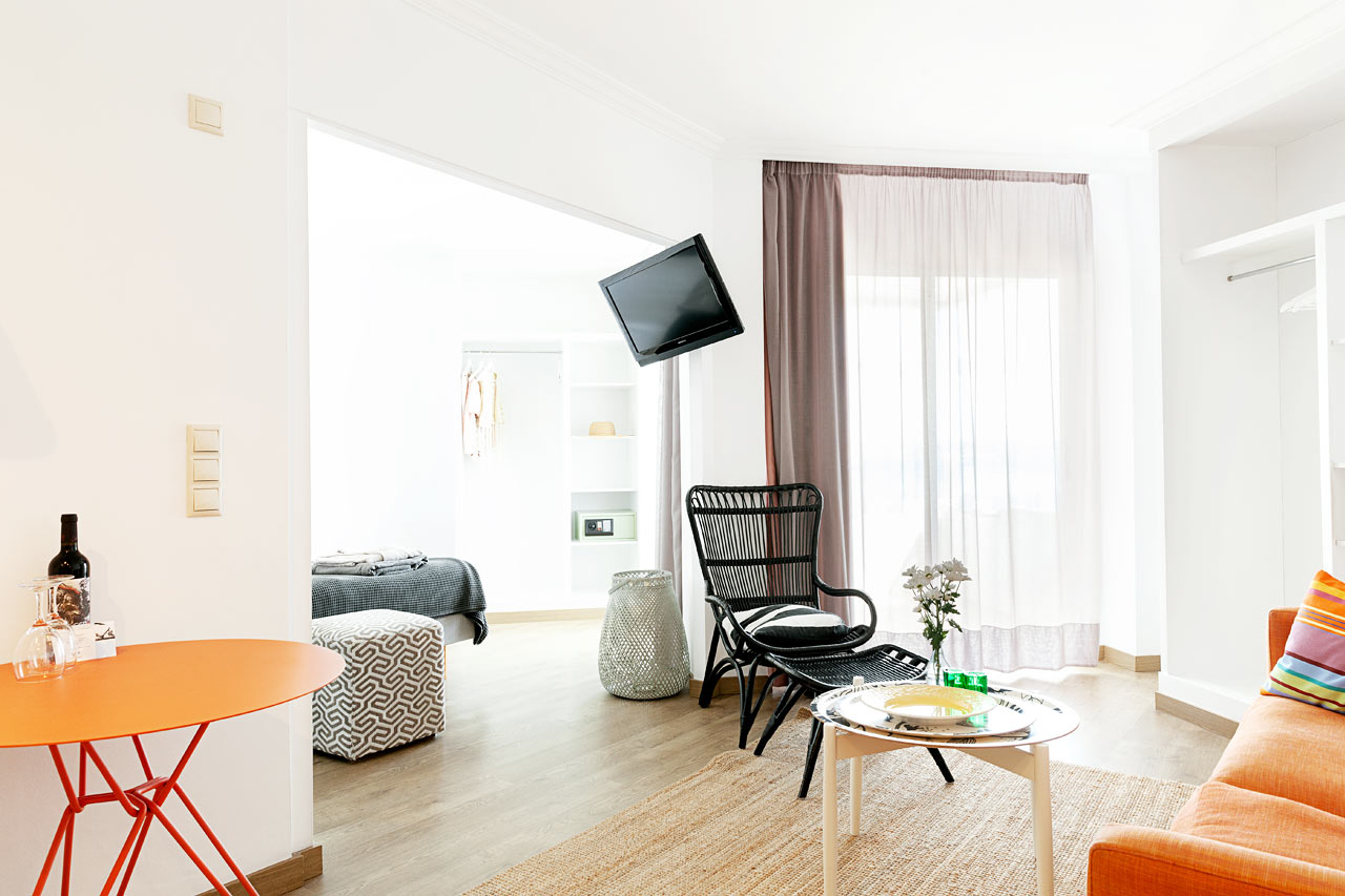1-værelses Junior Suite på øverste etage med lille balkon med havudsigt