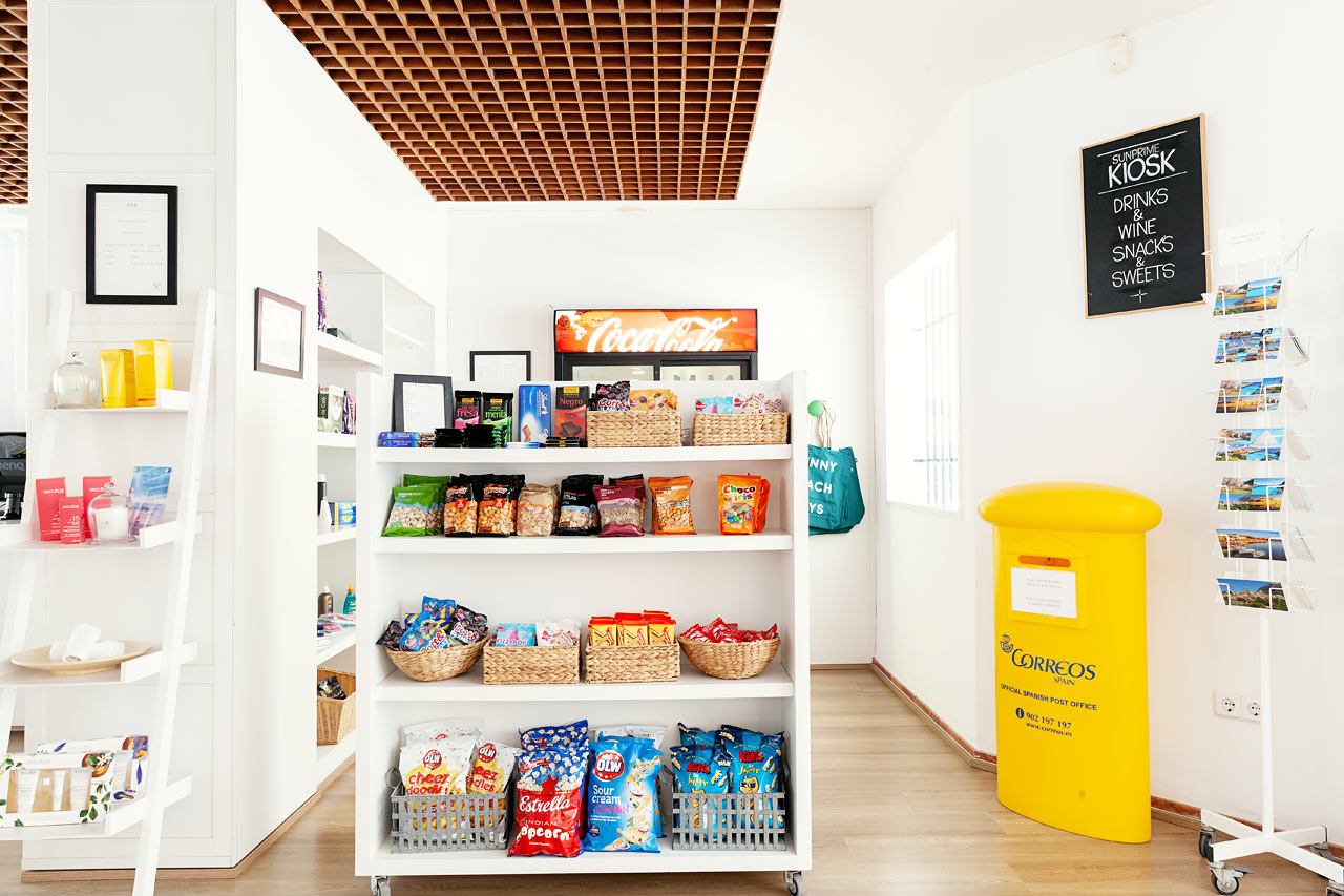 I hotellets kiosk kan du købe snacks, drikkevarer, solcreme m.m.