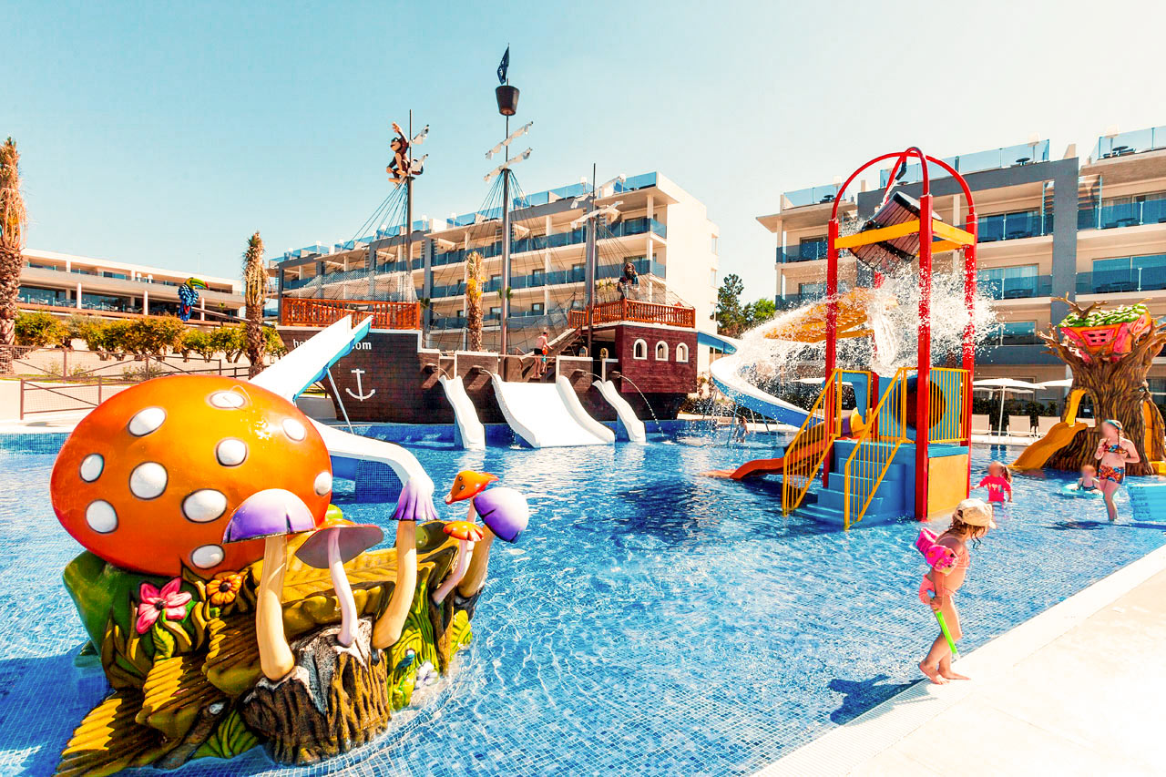 På Zafiro Palace Alcudia har man det supersjovt i den herlige børnepool