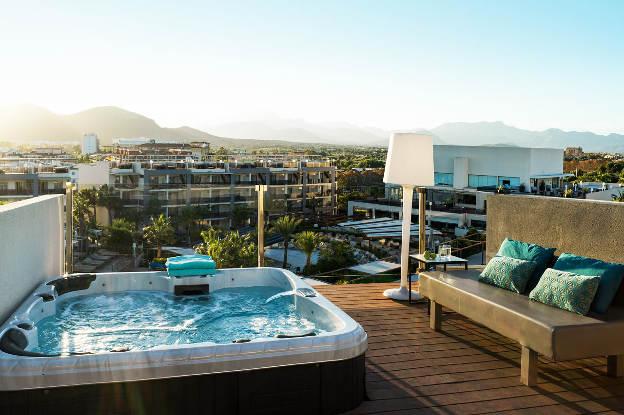Juniorsuite med stor tagterrasse og jacuzzi og 2-værelses lejlighedssuite med stor tagterrasse med jacuzzi