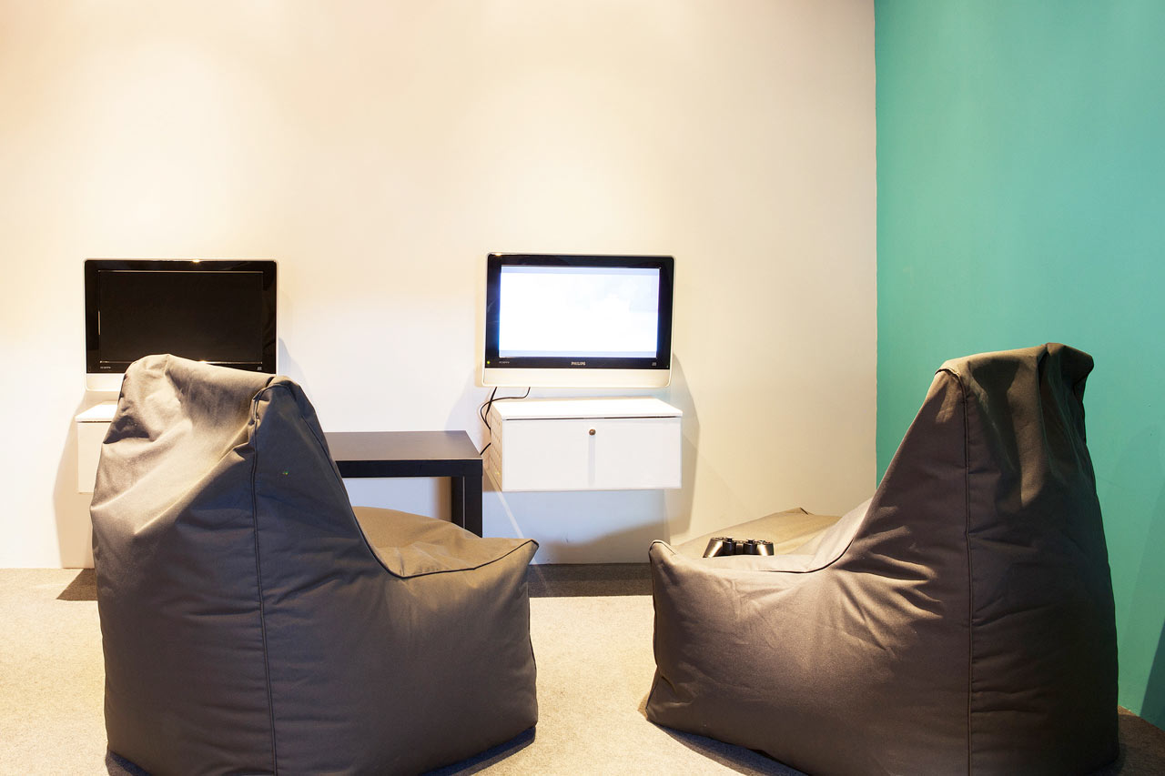 I Helios Teen Lounge kan du spille PlayStation, chatte med vennerne derhjemme og surfe på nettet.