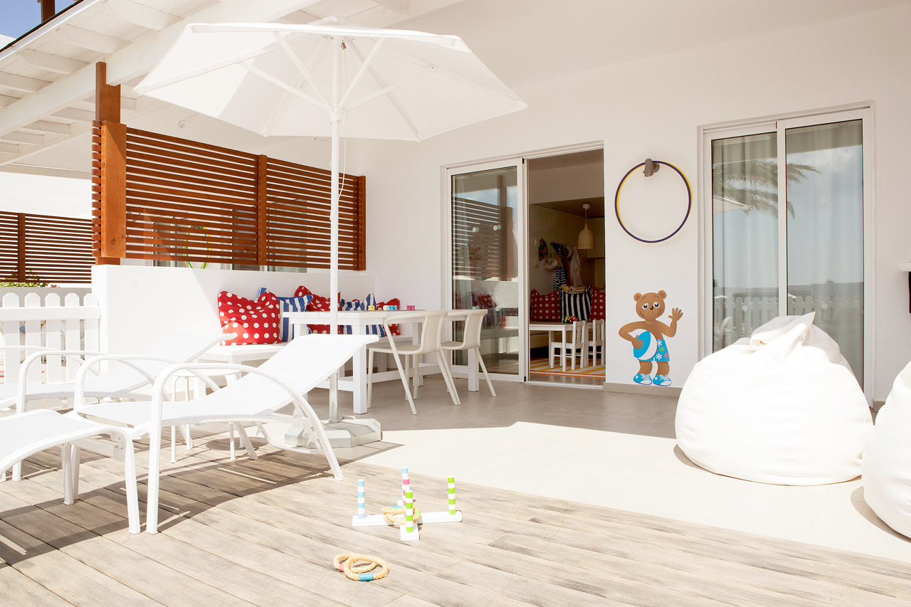 Lollo & Bernie Suite med indhegnet terrasse mod poolområdet i Helios