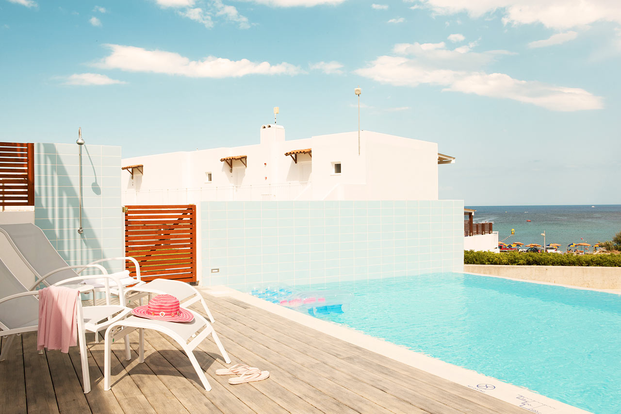 3-værelses Royal Pool Suite med stor terrasse og direkte adgang til privat pool, som deles med 3-5 andre suiter i Helios
