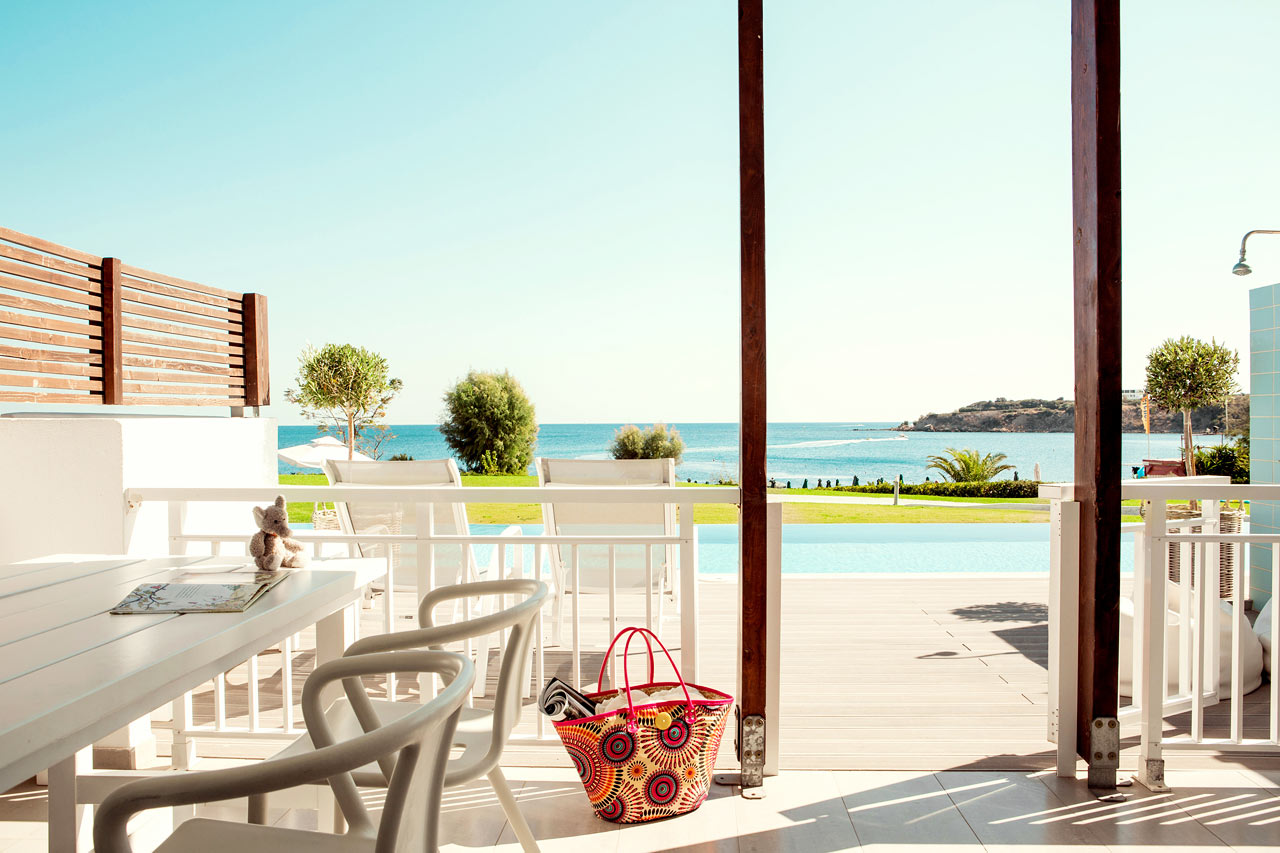 2-værelses Royal Pool Suite med stor terrasse, havudsigt og adgang til privat, delt pool i Triton