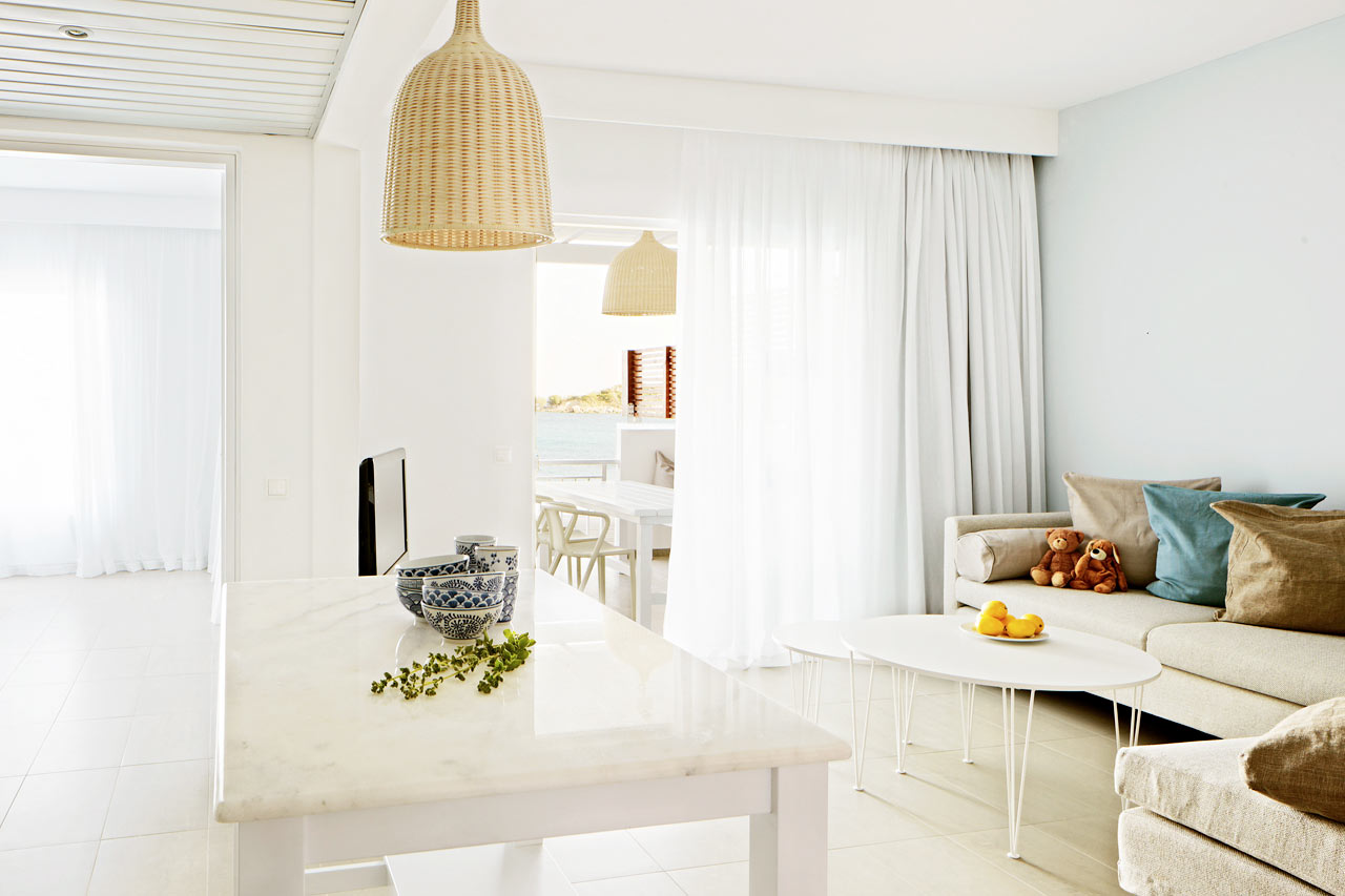 2-værelses Royal Pool Suite med stor terrasse, havudsigt og adgang til privat, delt pool i Triton