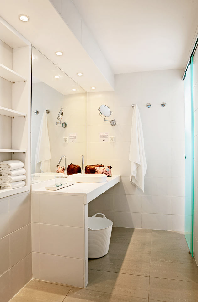 3-værelses Royal Pool Suite med stor terrasse, havudsigt og direkte adgang til privat, delt pool i Triton