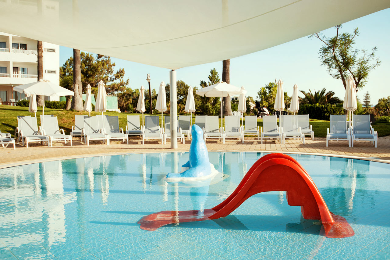 Til de alleryngste er der en delvist overdækket babypool