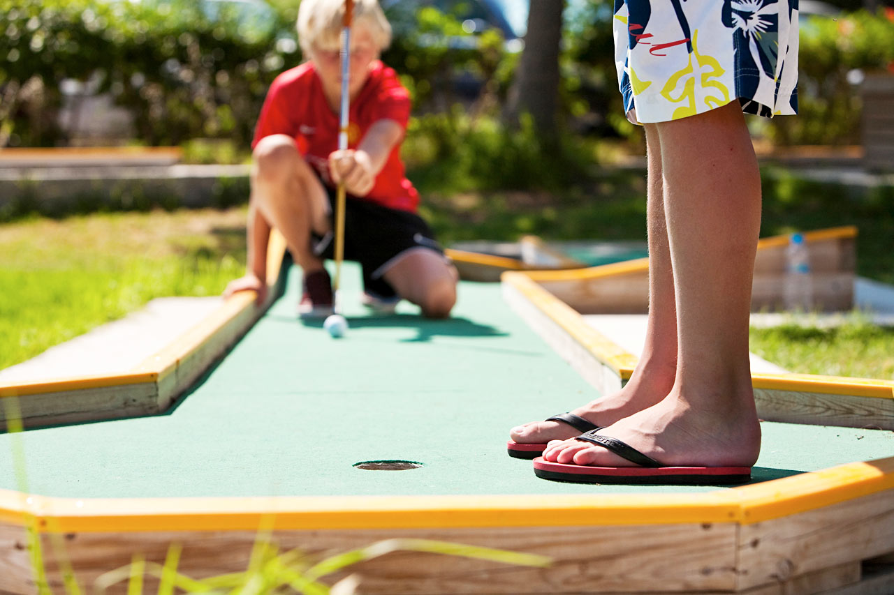 Spil minigolf i ferien
