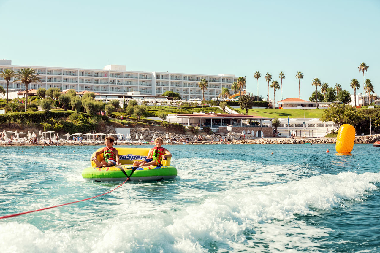 På stranden ved Sunwing Kallithea Beach tilbydes forskellig slags vandsport