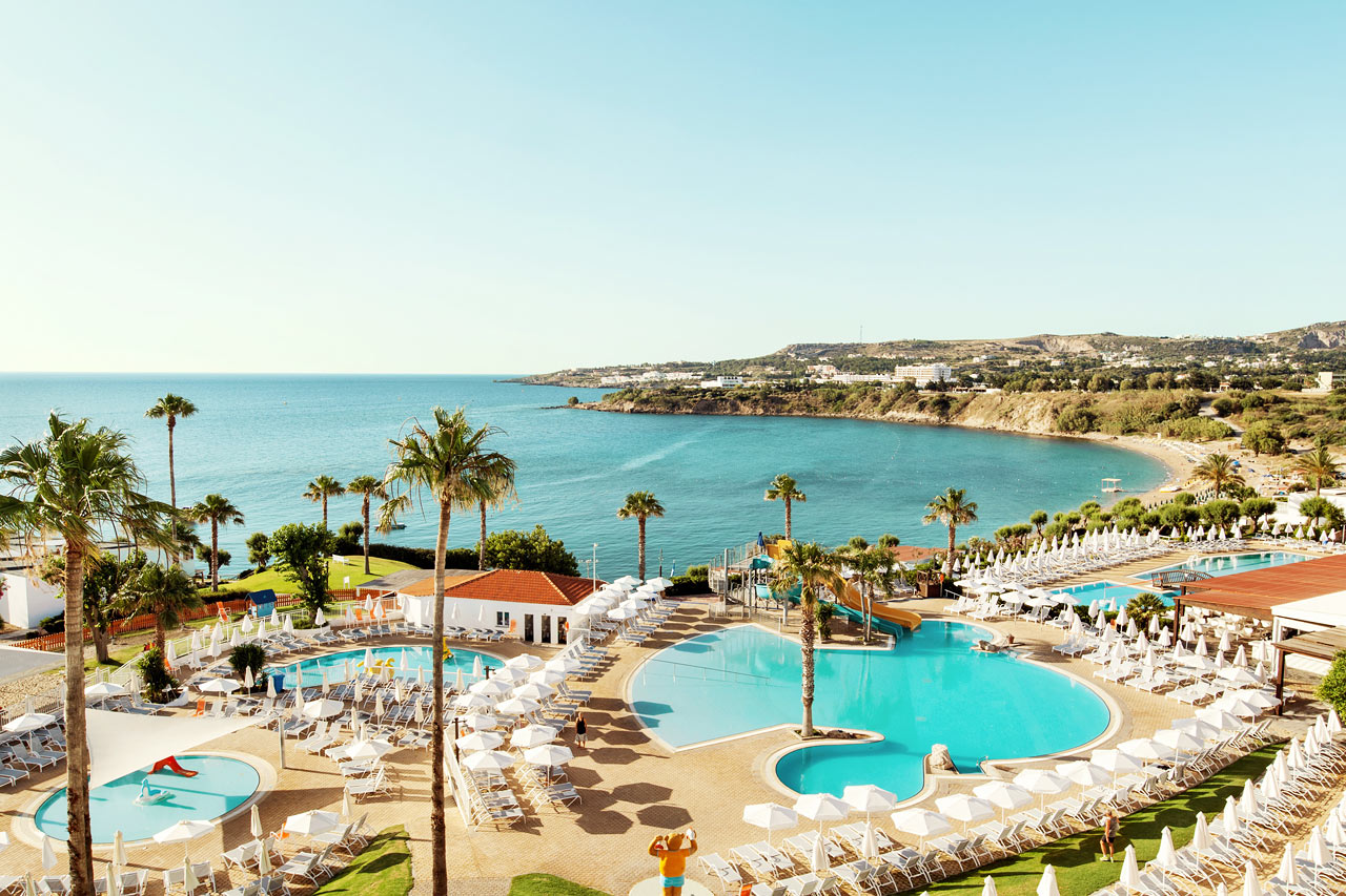 Der er skøn havudsigt fra poolområdet på Sunwing Kallithea Beach