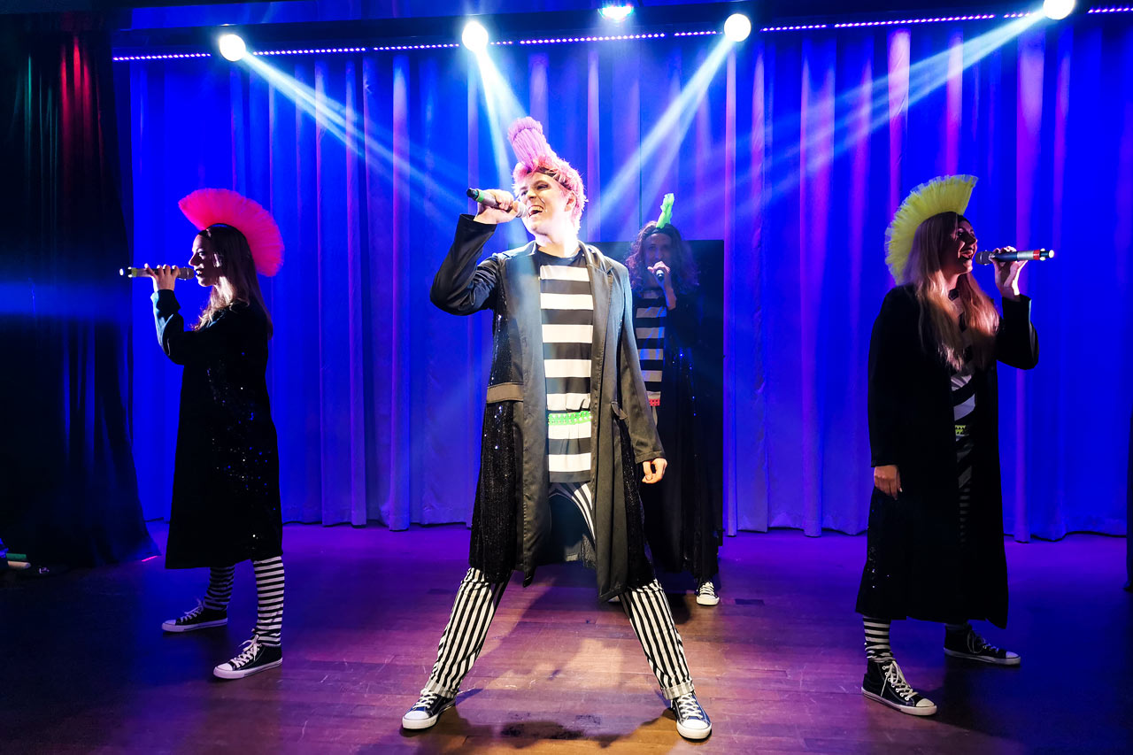Flere aftener om ugen kan du nyde et farverigt show fremført af dygtige artister