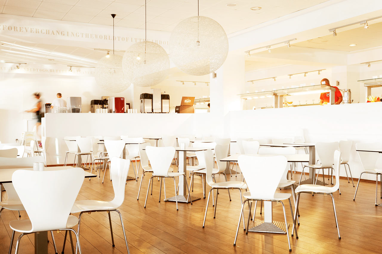 Buffetrestauranten serverer morgenmad, frokost og middag