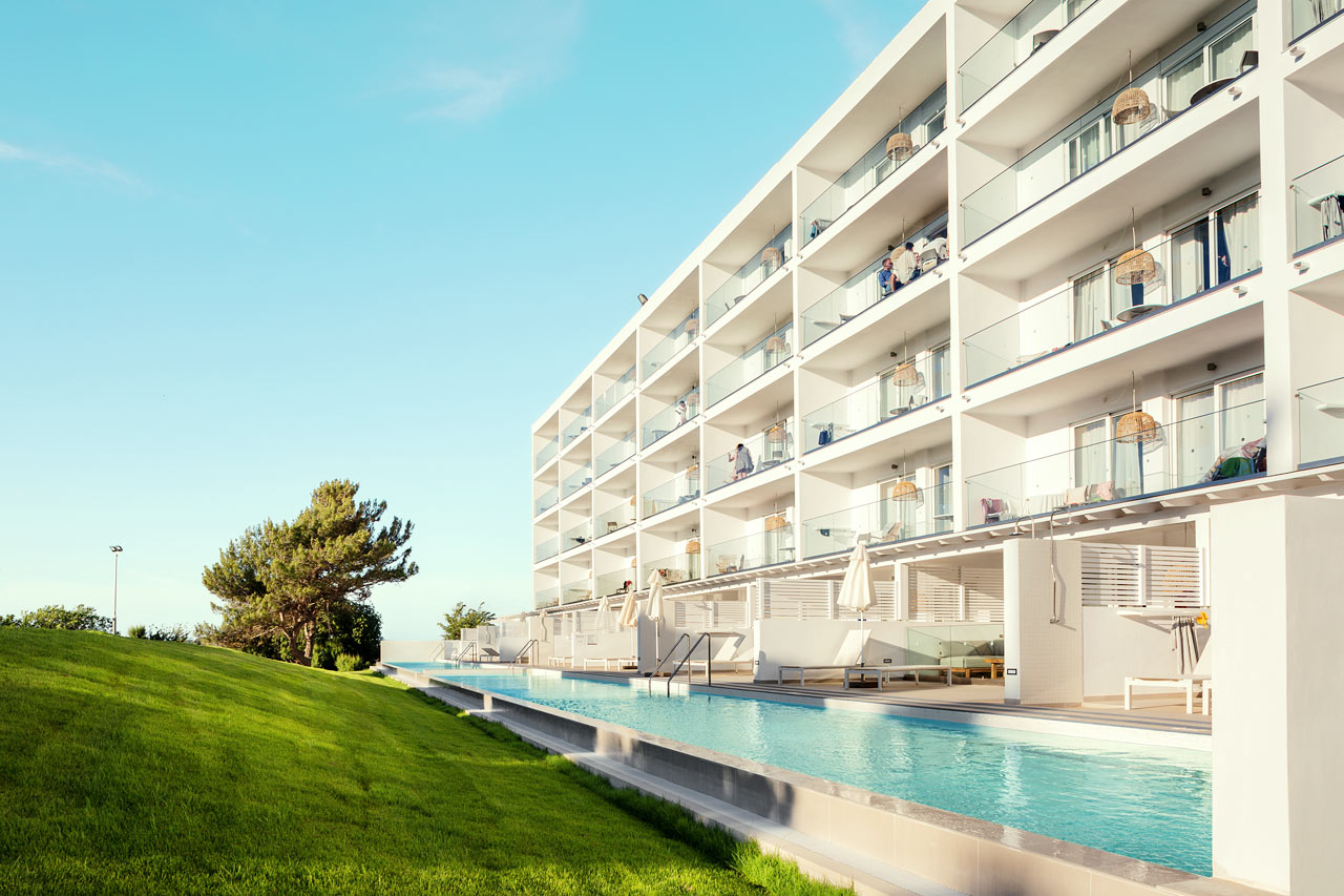 2-værelses Royal Pool Suiter med stor terrasse mod omgivelserne og 2-værelses Family-lejligheder med balkon mod omgivelserne i Athena