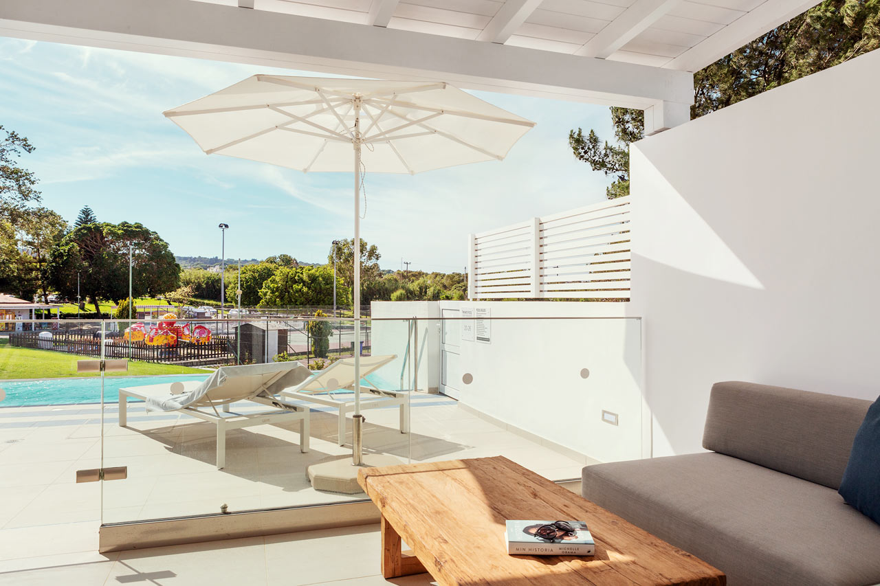 2-værelses Royal Pool Suite med stor terrasse mod omgivelserne i Athena