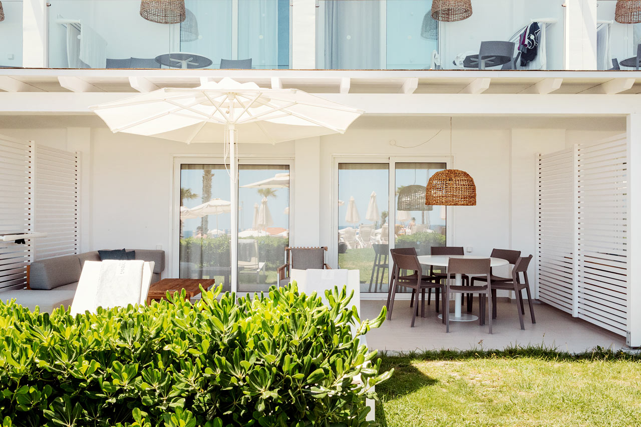 3-værelses Royal Lounge Suite med stor terrasse mod poolområdet i Athena