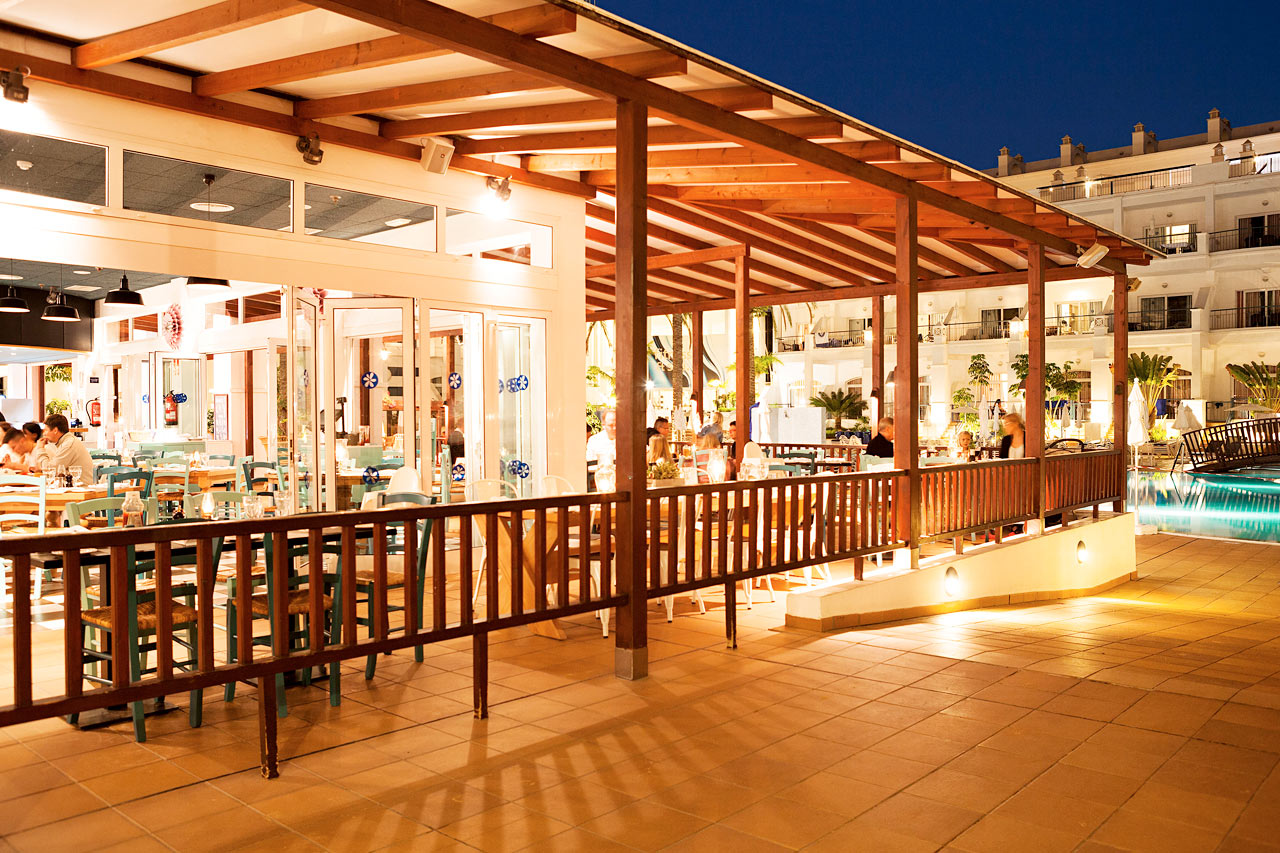 Vicente's Kitchen & Grill med udsigt til poolen