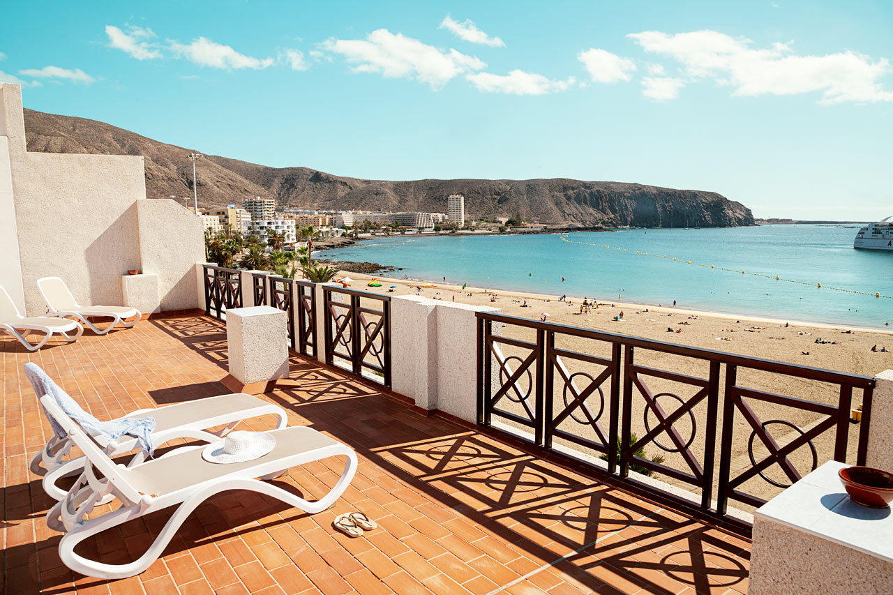 Hotellets tagterrasse med liggestole