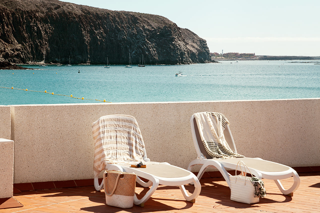 Hotellets tagterrasse med liggestole