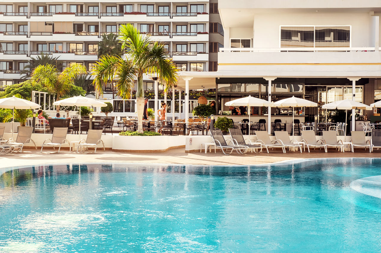 Nyd en forfriskning i poolbaren, der ligger i forbindelse med Sunprime Restaurant