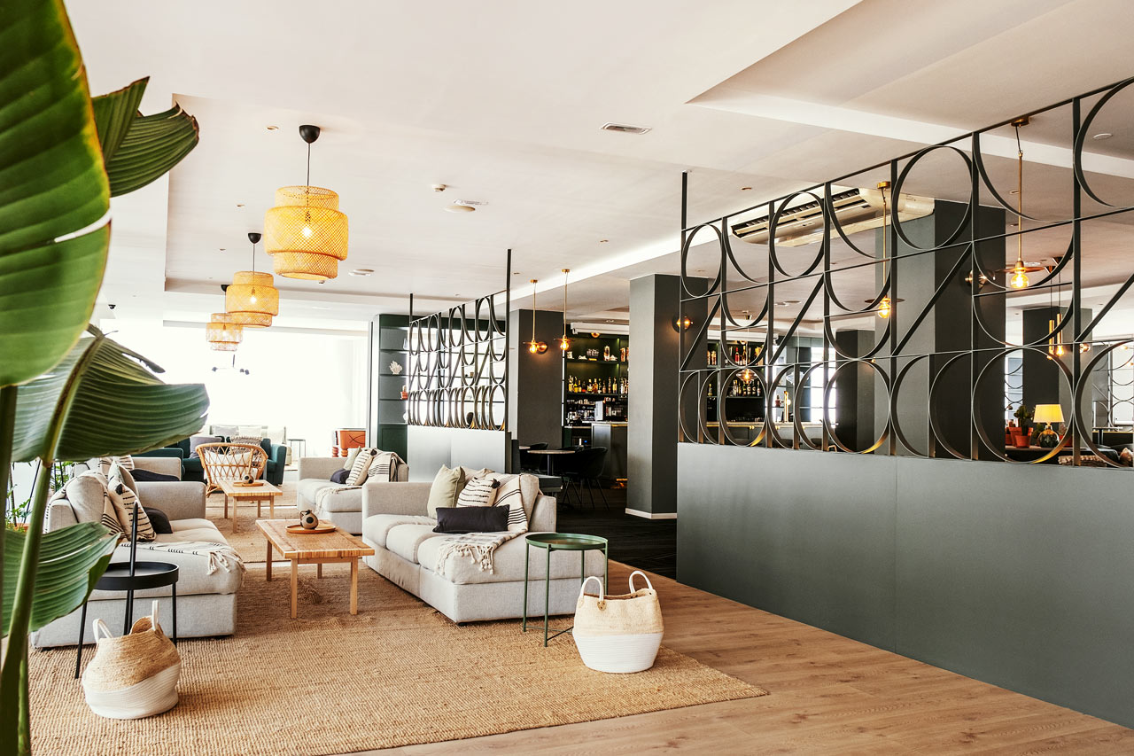 Hotellets lobby ligger i forlængelse af receptionen