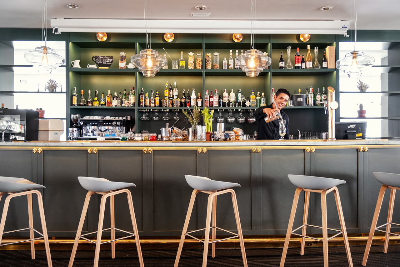 Slap af med en kop kaffe eller en cocktail i loungen