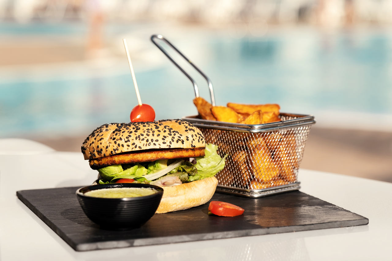 Nyd et godt måltid mad på Sunprime Coral Suites & Spa