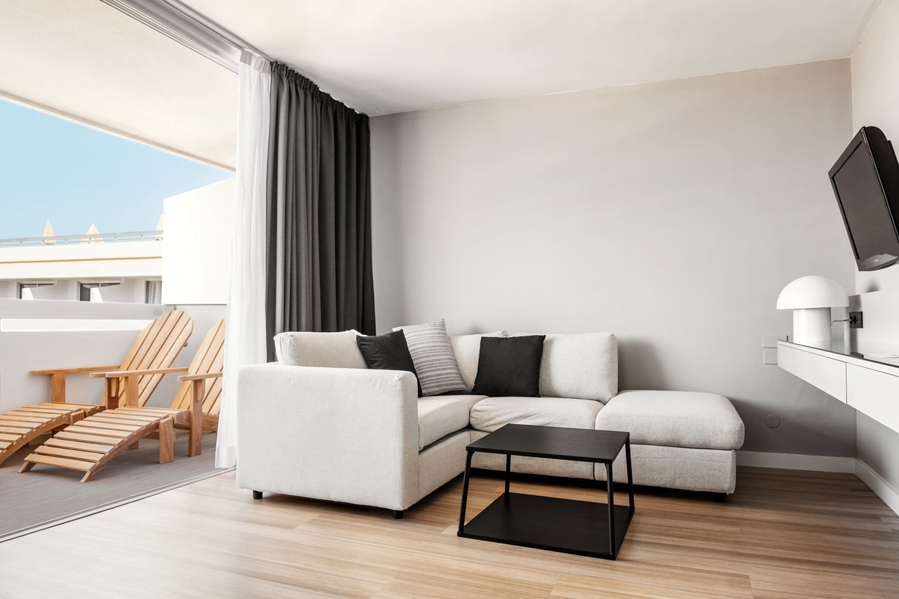 2-værelses Prime Lounge Suite med balkon mod poolområdet