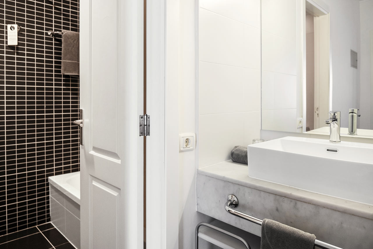 2-værelses Prime Lounge Suite med balkon mod poolområdet