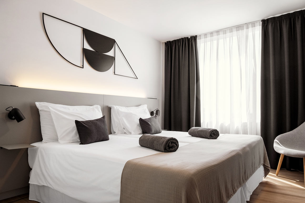 2-værelses Prime Lounge Suite med balkon mod poolområdet
