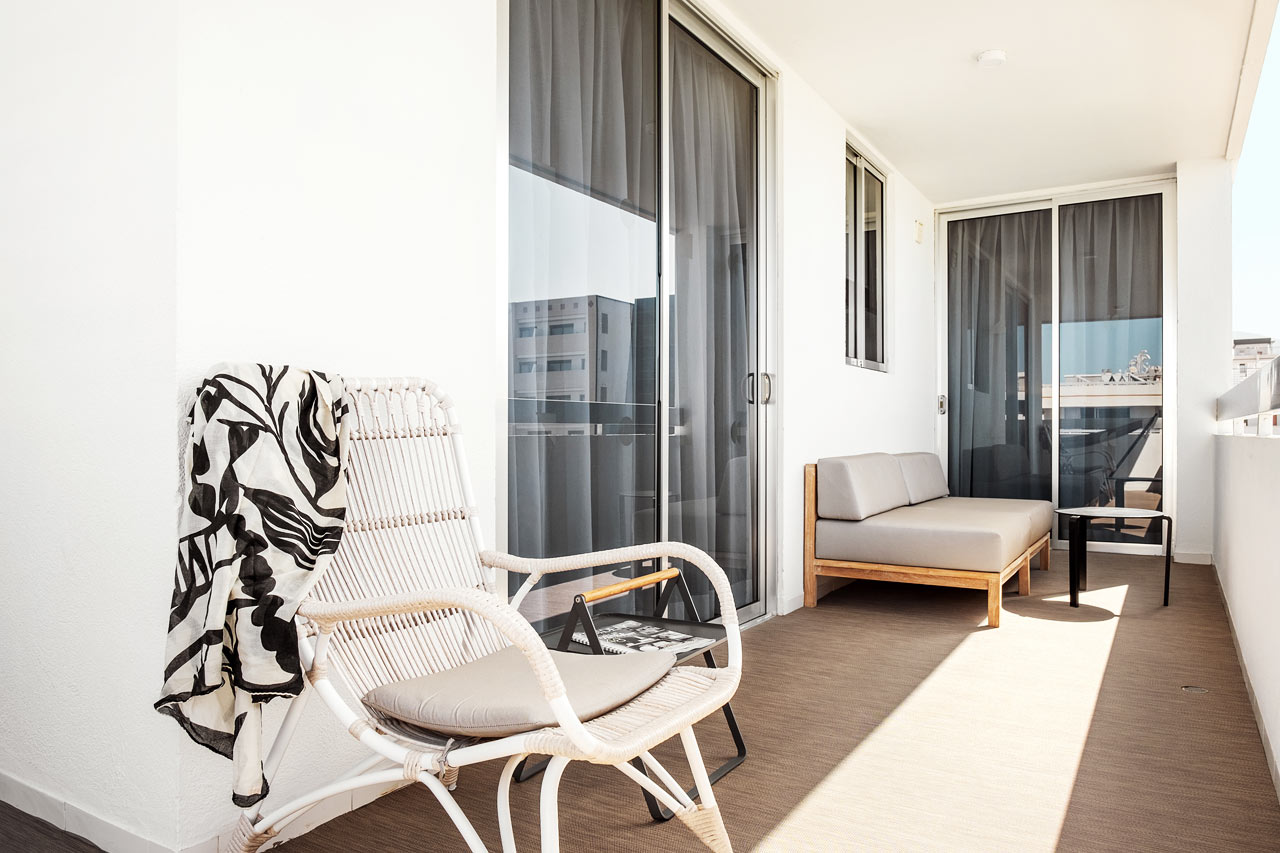 2-værelses Prime Lounge Suite med balkon mod poolområdet