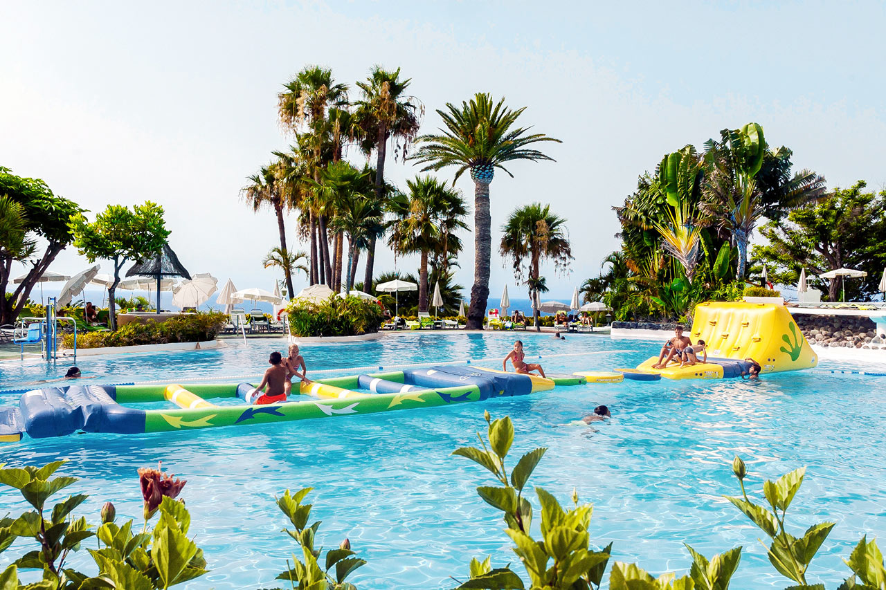 Poolen i hotellets beach club, Club Laurel